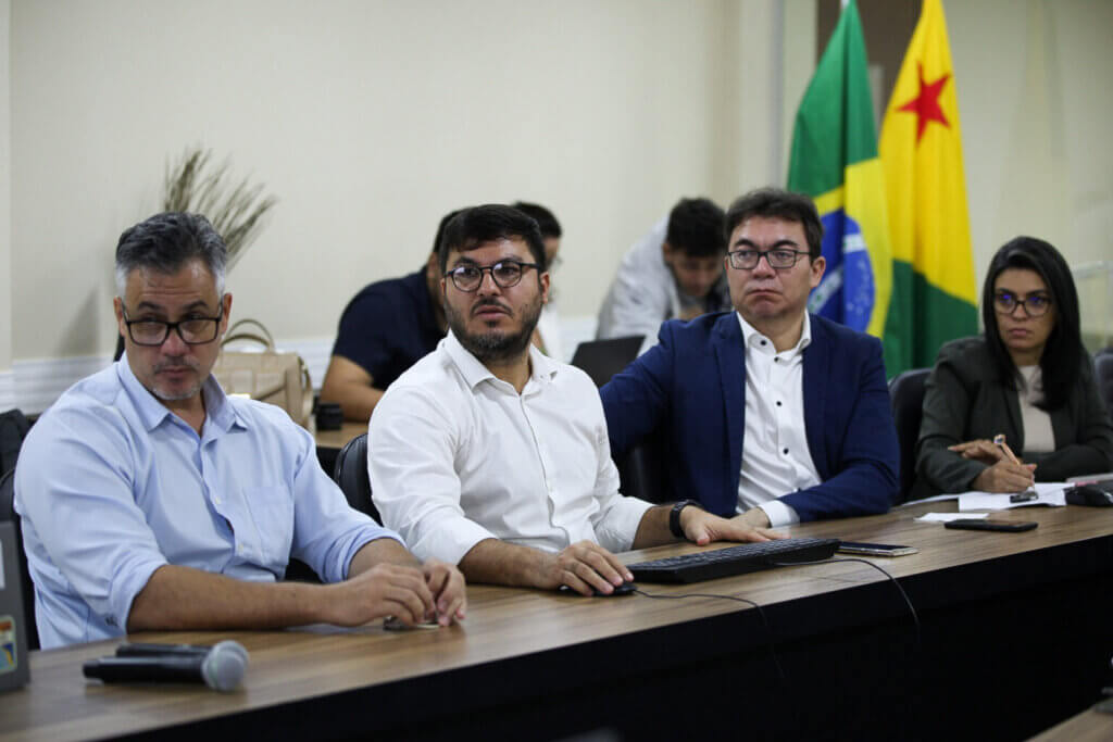 Reunião serviu para traçar metas e identificar as lacunas para que o governo do Acre possa acessar recursos de financiamentos climáticos. Foto: Dhárcules Pinheiro