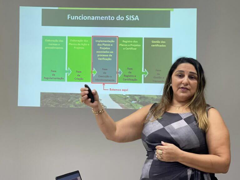 Coordenadora do Programa REM Acre Fase II, Marta Azevedo, apresentou o novo documento do programa aos membros da governança do Sisa. Foto: Ângela Rodrigues/IMC