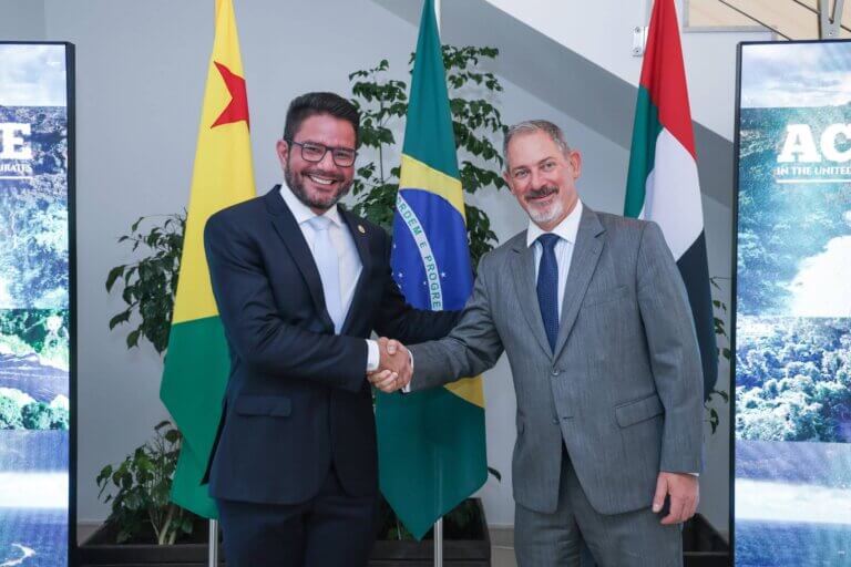 Governador do Acre cumprimenta embaixador do Brasil nos Emirados Árabes Unidos. Foto: Pedro Devani/Secom
