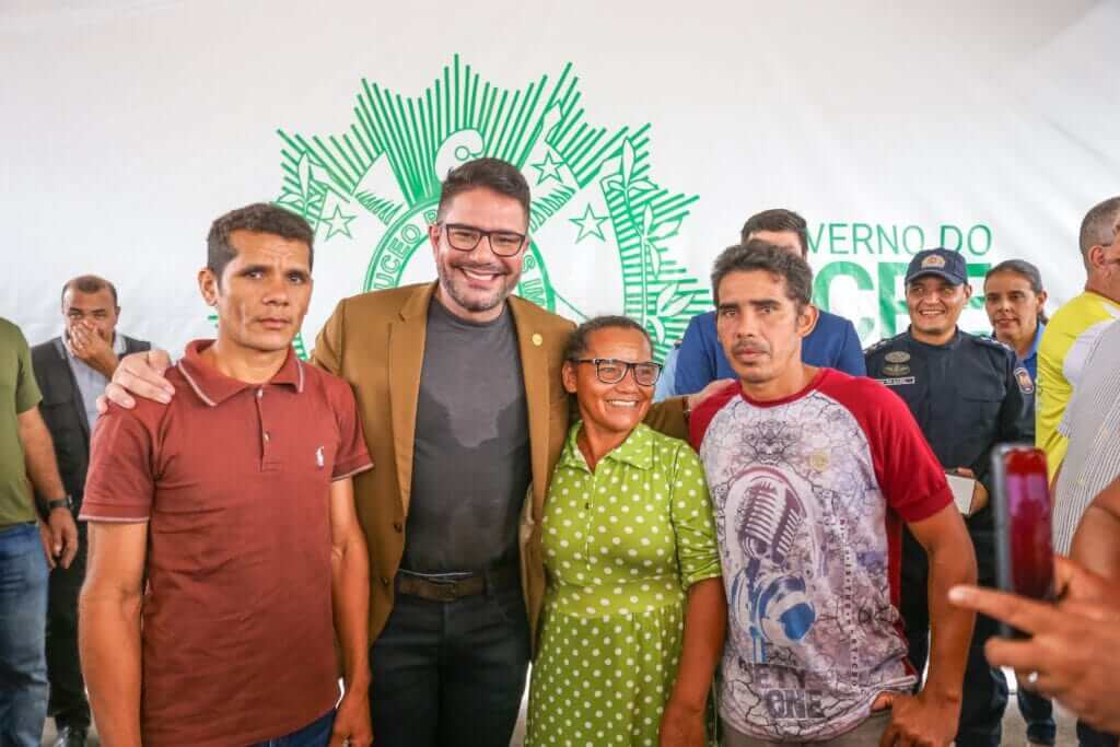 Gladson Cameli reforça o compromisso com o diálogo participativo. Na foto, ao lado de agricultores na entrega de equipamentos no Complexo de Floresta do Gregório, em Cruzeiro do Sul. Foto: Marcos Santos/Secom