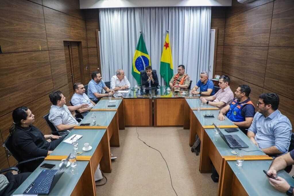 Atuação do Gabinete de Crise tem sido primordial para traçar estratégias integradas no enfrentamento aos ilícitos ambientais e ações para minimizar os impactos decorrentes das crises climáticas no Acre. Foto: Neto Lucena/ Secom