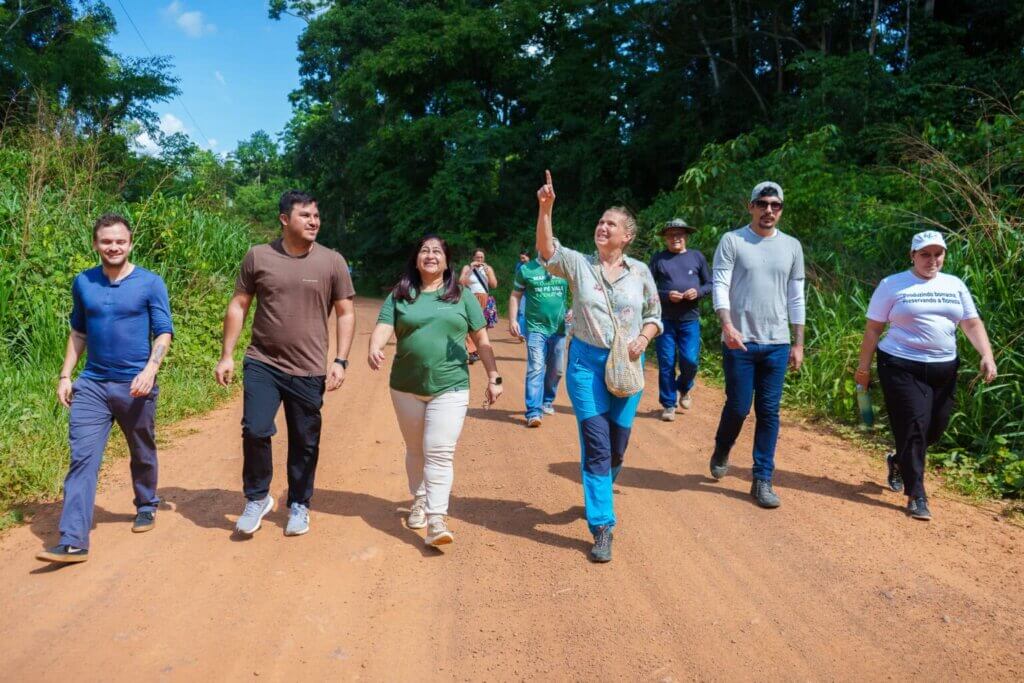 Comitiva internacional conheceu trabalho das mulheres do Ateliê da Floresta. Foto: Uêslei Araújo/Sema