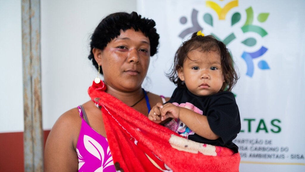 Após três dias de viagem de barco, Elisandra Pereira, é uma das mães, que participou da consulta acompanhada de sua filha Mariana Kaxinawá. Foto: Uêslei Araújo/Sema