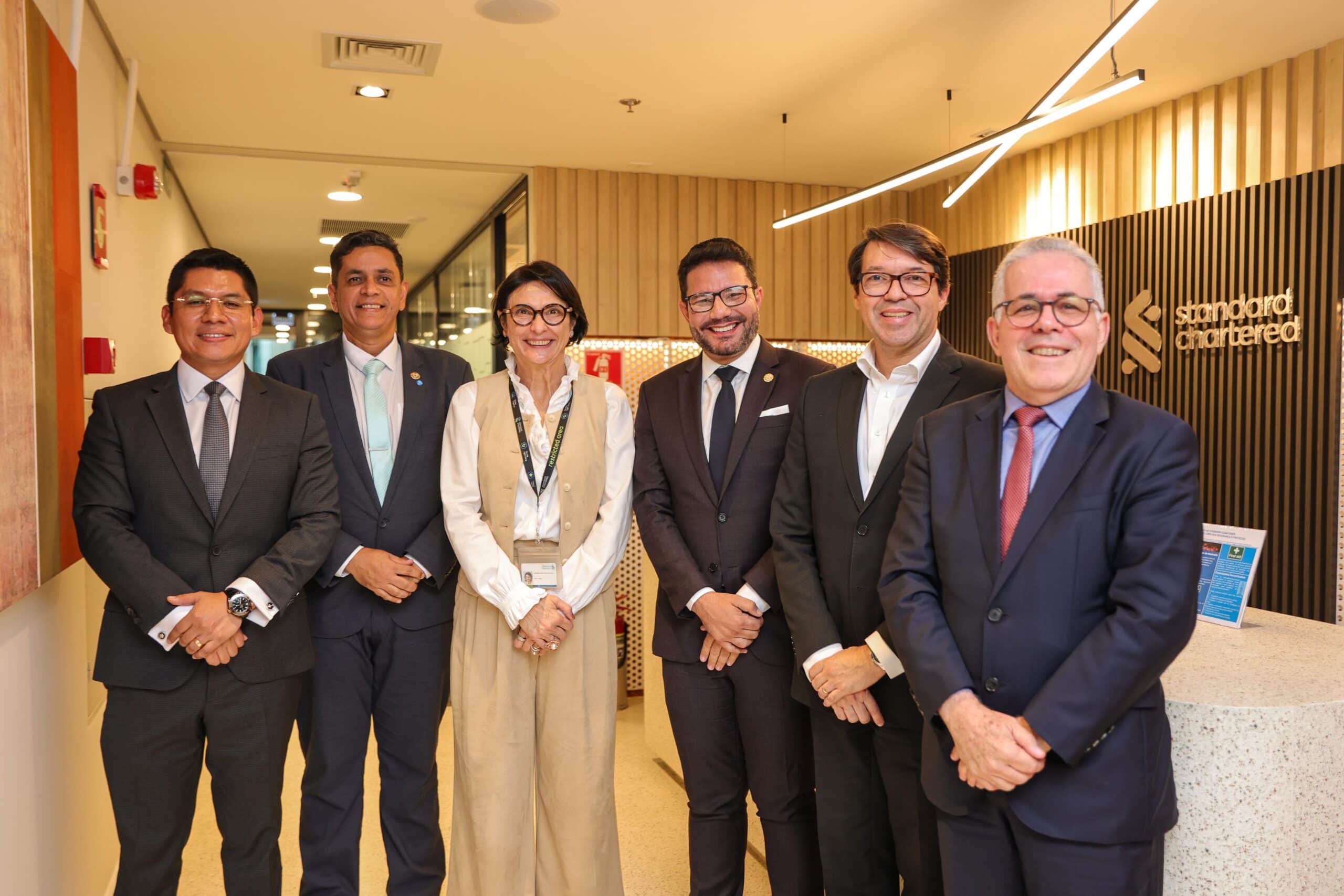 Governador Gladson Camelí foi recebido pela equipe do banco britânico Standard Chartered. Foto: José Caminha/Secom