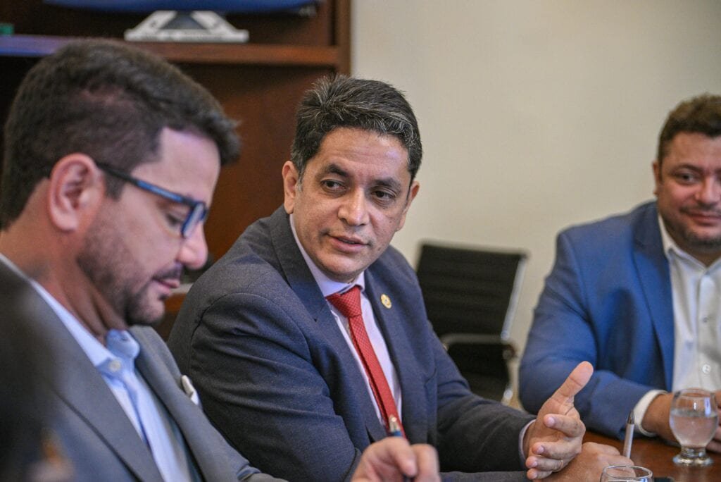 “Este acordo nos fornece uma ferramenta eficaz na luta pelo desenvolvimento econômico sustentável. Estamos entusiasmados em trabalhar com o Standard Chartered nesta inovação pioneira”, eleva Amarísio Freitas. Foto: Diego Gurgel/Secom